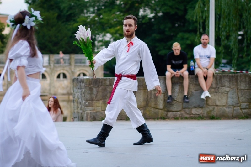 Zdjęcie w galerii na portalu naszraciborz.pl: Magiczna i kolorowa I Raciborska Noc Świętojańska z folklorem wiadomości z regionu