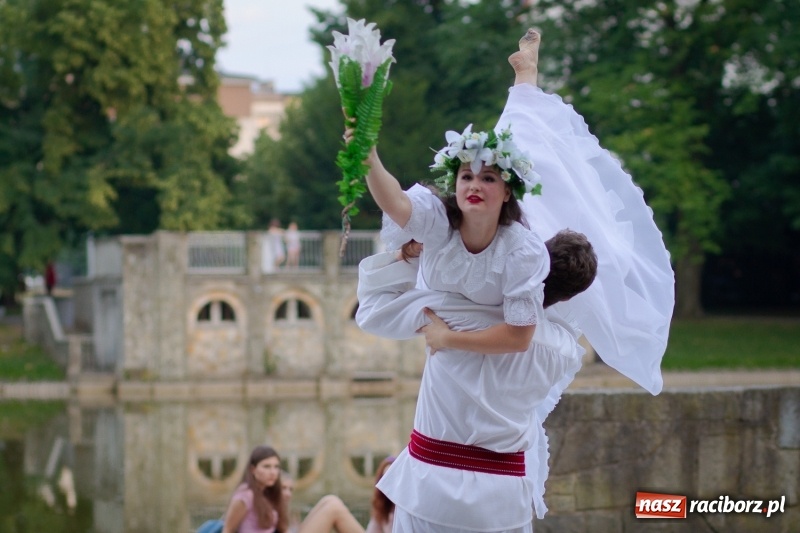 Zdjęcie w galerii na portalu naszraciborz.pl: Magiczna i kolorowa I Raciborska Noc Świętojańska z folklorem wiadomości z regionu