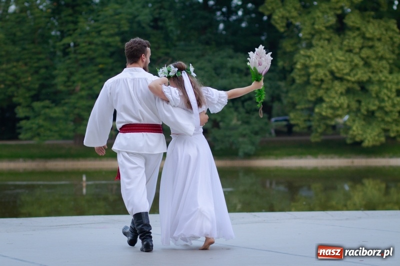 Zdjęcie w galerii na portalu naszraciborz.pl: Magiczna i kolorowa I Raciborska Noc Świętojańska z folklorem wiadomości z regionu