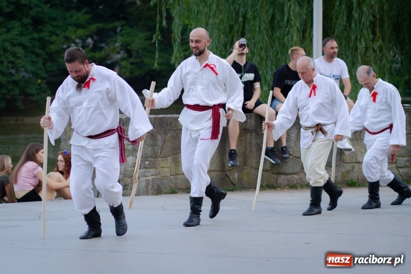 Zdjęcie w galerii na portalu naszraciborz.pl: Magiczna i kolorowa I Raciborska Noc Świętojańska z folklorem wiadomości z regionu