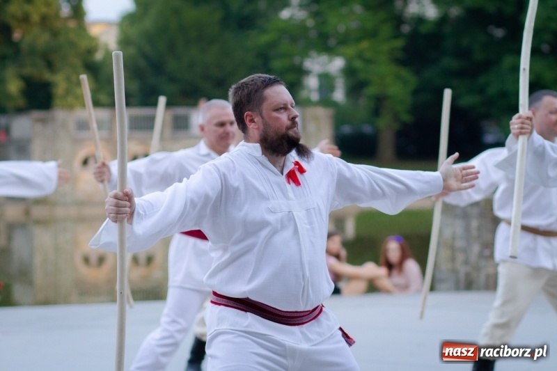 Zdjęcie w galerii na portalu naszraciborz.pl: Magiczna i kolorowa I Raciborska Noc Świętojańska z folklorem wiadomości z regionu
