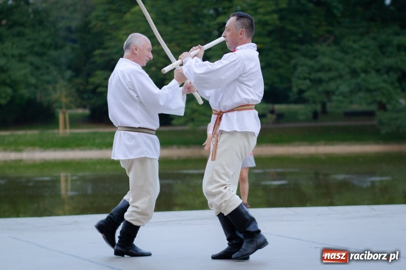 Zdjęcie w galerii na portalu naszraciborz.pl: Magiczna i kolorowa I Raciborska Noc Świętojańska z folklorem wiadomości z regionu
