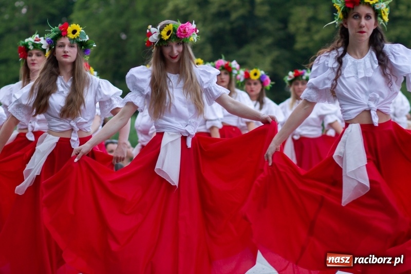 Zdjęcie w galerii na portalu naszraciborz.pl: Magiczna i kolorowa I Raciborska Noc Świętojańska z folklorem wiadomości z regionu