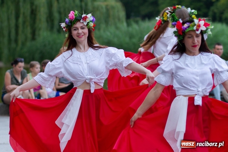 Zdjęcie w galerii na portalu naszraciborz.pl: Magiczna i kolorowa I Raciborska Noc Świętojańska z folklorem wiadomości z regionu