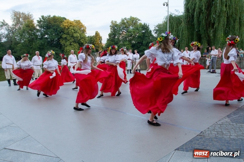 Zdjęcie w galerii na portalu naszraciborz.pl: Magiczna i kolorowa I Raciborska Noc Świętojańska z folklorem wiadomości z regionu