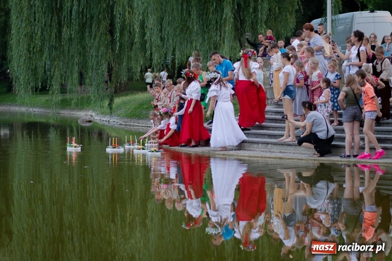 Zdjęcie w galerii na portalu naszraciborz.pl: Magiczna i kolorowa I Raciborska Noc Świętojańska z folklorem wiadomości z regionu