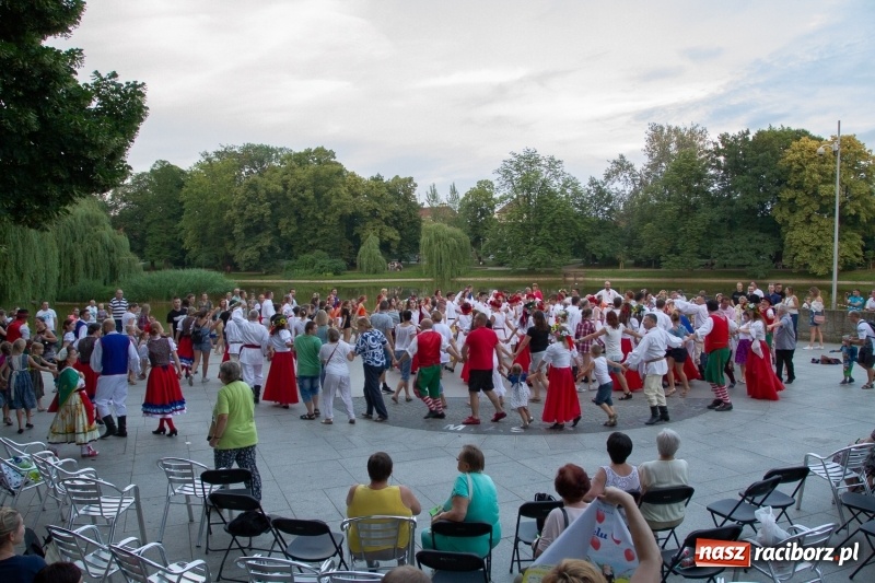 Zdjęcie w galerii na portalu naszraciborz.pl: Magiczna i kolorowa I Raciborska Noc Świętojańska z folklorem wiadomości z regionu