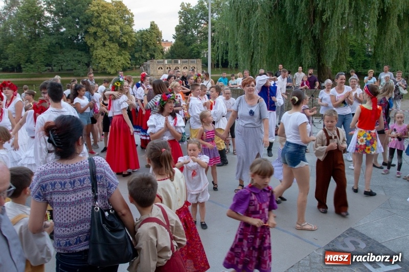 Zdjęcie w galerii na portalu naszraciborz.pl: Magiczna i kolorowa I Raciborska Noc Świętojańska z folklorem wiadomości z regionu