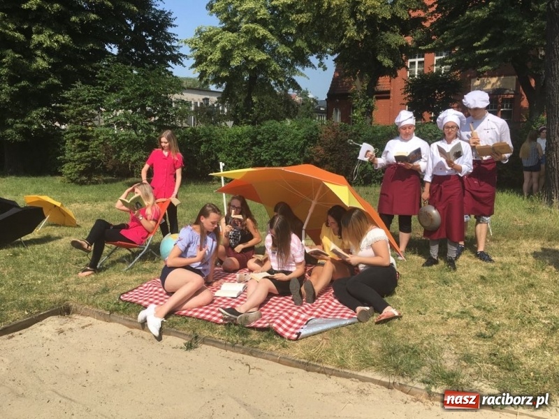 Zdjęcie w galerii na portalu naszraciborz.pl: CKZiU nr 1 propaguje Czytanie  wiadomości z regionu