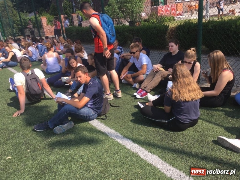 Zdjęcie w galerii na portalu naszraciborz.pl: CKZiU nr 1 propaguje Czytanie  wiadomości z regionu