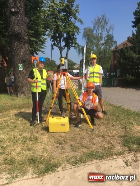 Zdjęcie w galerii na portalu naszraciborz.pl: CKZiU nr 1 propaguje Czytanie  wiadomości z regionu