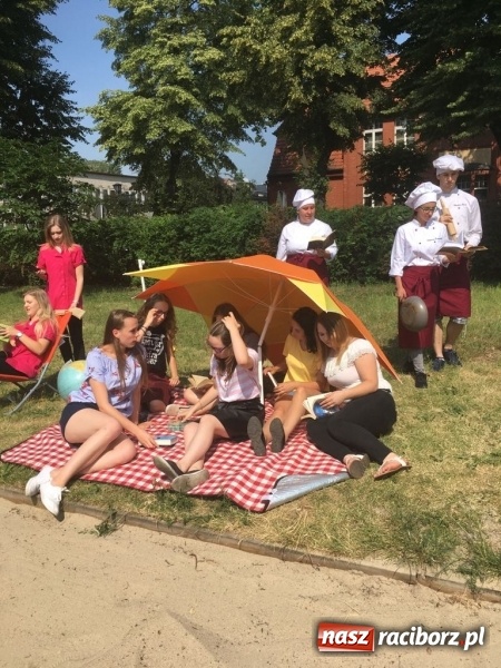 Zdjęcie w galerii na portalu naszraciborz.pl: CKZiU nr 1 propaguje Czytanie  wiadomości z regionu