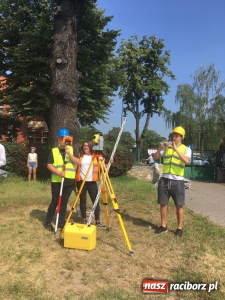 Zdjęcie w galerii na portalu naszraciborz.pl: CKZiU nr 1 propaguje Czytanie  wiadomości z regionu
