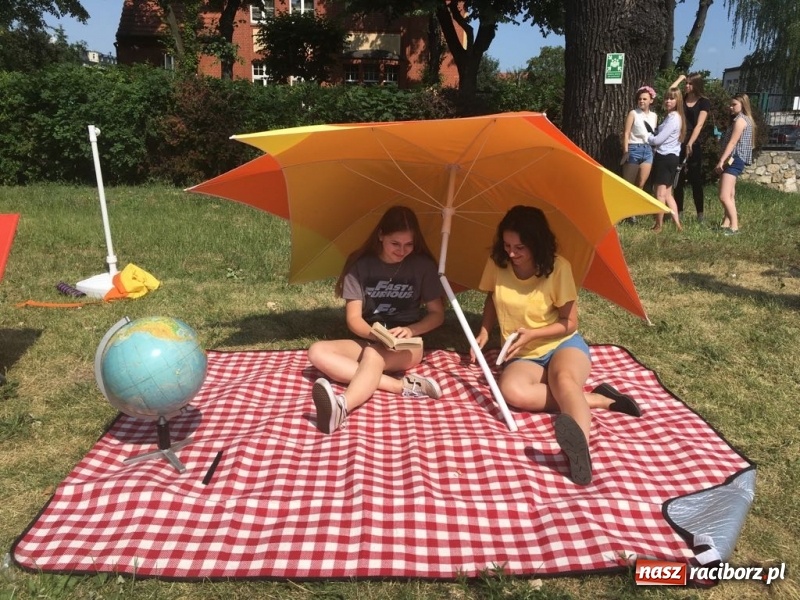 Zdjęcie w galerii na portalu naszraciborz.pl: CKZiU nr 1 propaguje Czytanie  wiadomości z regionu