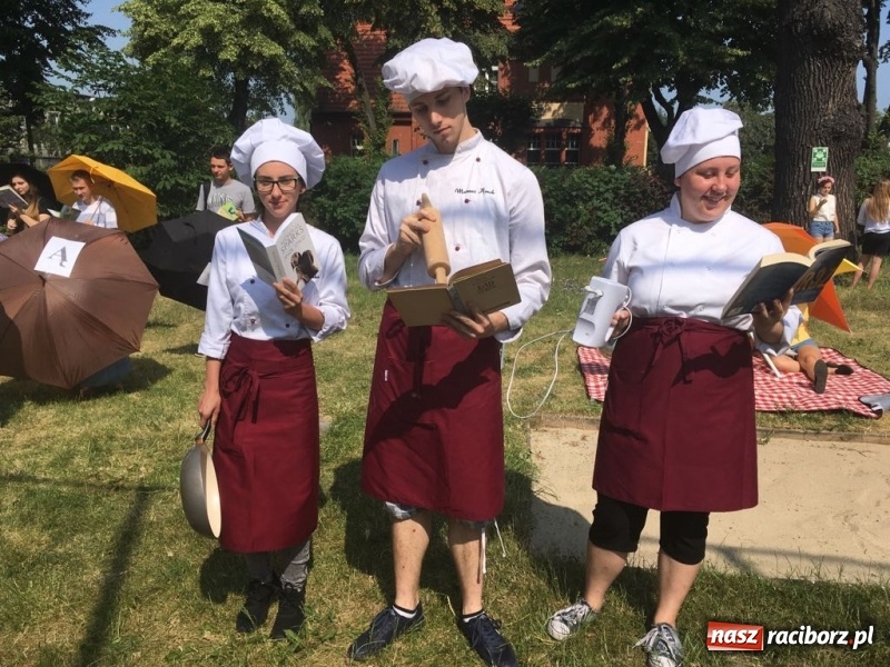 Zdjęcie w galerii na portalu naszraciborz.pl: CKZiU nr 1 propaguje Czytanie  wiadomości z regionu