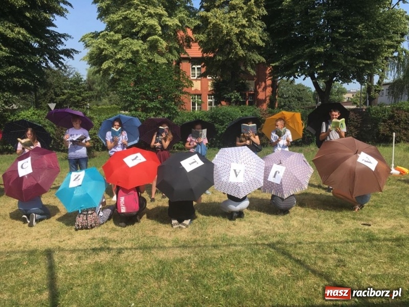 Zdjęcie w galerii na portalu naszraciborz.pl: CKZiU nr 1 propaguje Czytanie  wiadomości z regionu