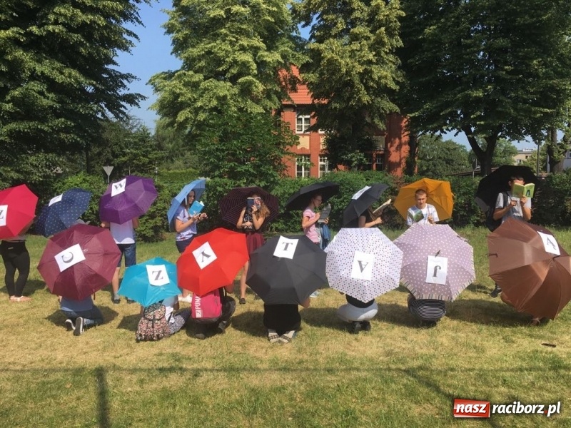 Zdjęcie w galerii na portalu naszraciborz.pl: CKZiU nr 1 propaguje Czytanie  wiadomości z regionu