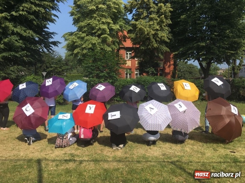 Zdjęcie w galerii na portalu naszraciborz.pl: CKZiU nr 1 propaguje Czytanie  wiadomości z regionu