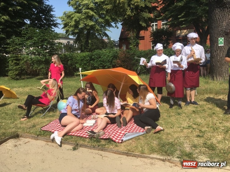 Zdjęcie w galerii na portalu naszraciborz.pl: CKZiU nr 1 propaguje Czytanie  wiadomości z regionu