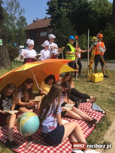 Zdjęcie w galerii na portalu naszraciborz.pl: CKZiU nr 1 propaguje Czytanie  wiadomości z regionu