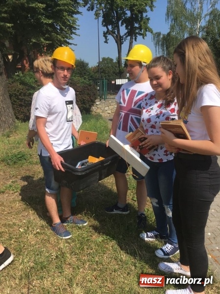 Zdjęcie w galerii na portalu naszraciborz.pl: CKZiU nr 1 propaguje Czytanie  wiadomości z regionu