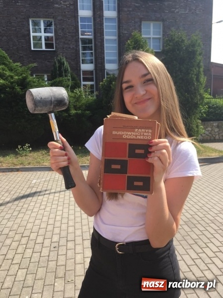 Zdjęcie w galerii na portalu naszraciborz.pl: CKZiU nr 1 propaguje Czytanie  wiadomości z regionu