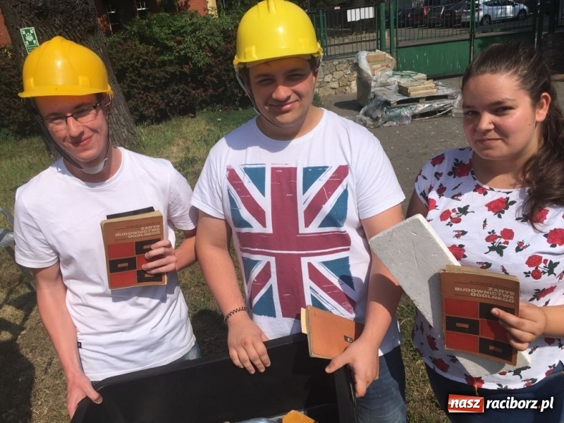 Zdjęcie w galerii na portalu naszraciborz.pl: CKZiU nr 1 propaguje Czytanie  wiadomości z regionu