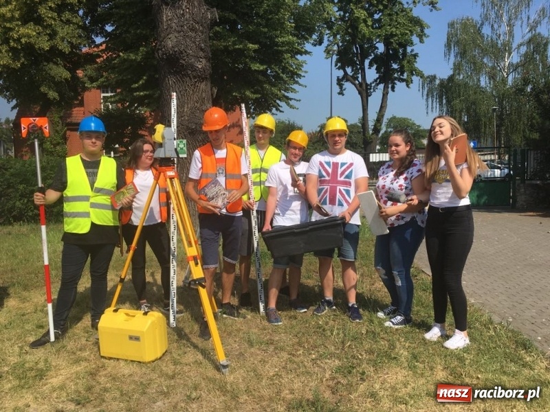 Zdjęcie w galerii na portalu naszraciborz.pl: CKZiU nr 1 propaguje Czytanie  wiadomości z regionu