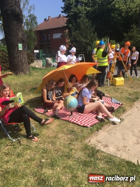 Zdjęcie w galerii na portalu naszraciborz.pl: CKZiU nr 1 propaguje Czytanie  wiadomości z regionu