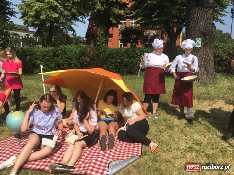 Zdjęcie w galerii na portalu naszraciborz.pl: CKZiU nr 1 propaguje Czytanie  wiadomości z regionu