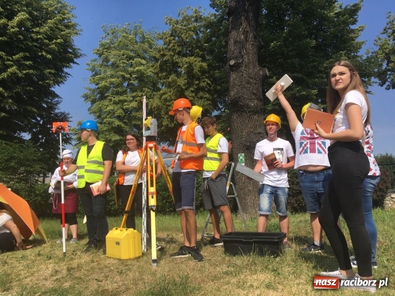 Zdjęcie w galerii na portalu naszraciborz.pl: CKZiU nr 1 propaguje Czytanie  wiadomości z regionu
