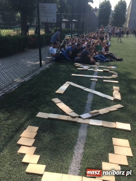 Zdjęcie w galerii na portalu naszraciborz.pl: CKZiU nr 1 propaguje Czytanie  wiadomości z regionu