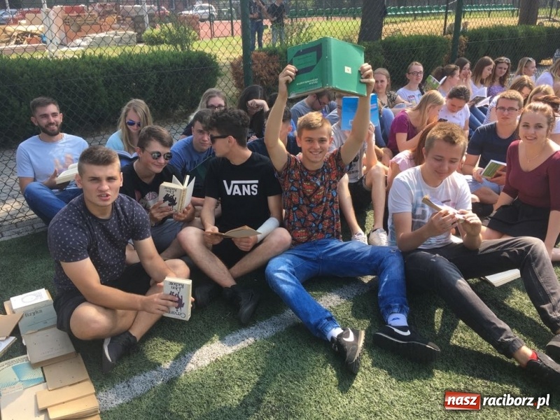 Zdjęcie w galerii na portalu naszraciborz.pl: CKZiU nr 1 propaguje Czytanie  wiadomości z regionu