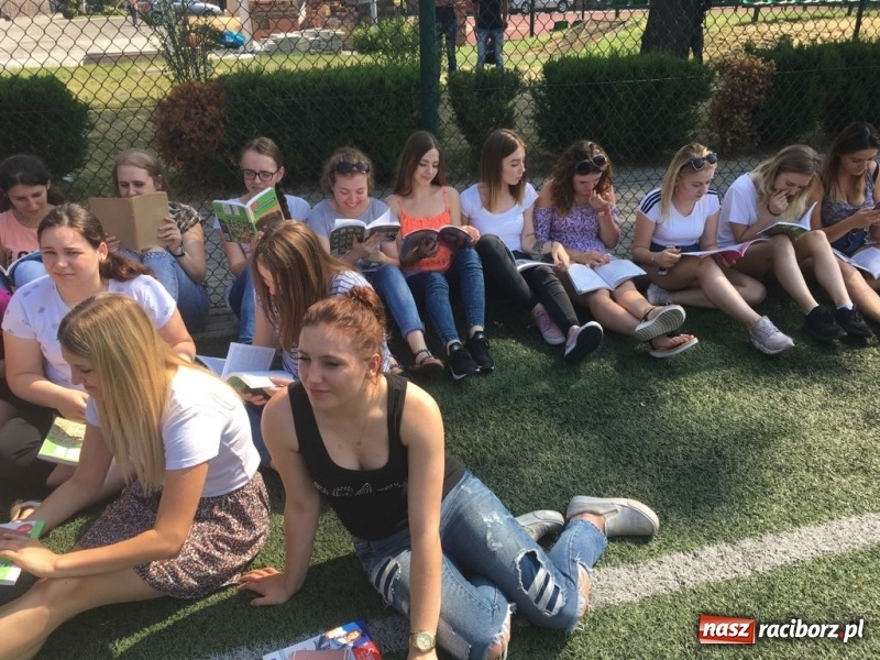 Zdjęcie w galerii na portalu naszraciborz.pl: CKZiU nr 1 propaguje Czytanie  wiadomości z regionu