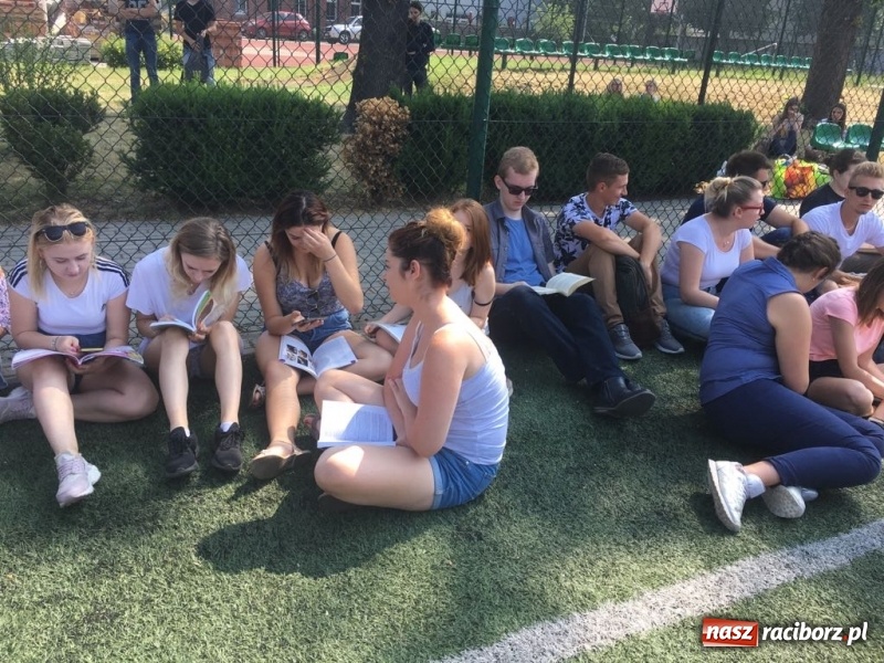 Zdjęcie w galerii na portalu naszraciborz.pl: CKZiU nr 1 propaguje Czytanie  wiadomości z regionu