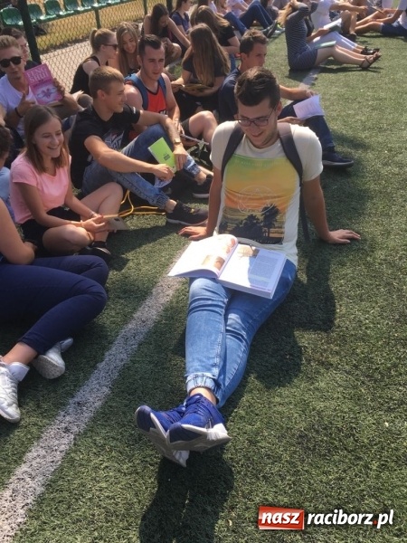 Zdjęcie w galerii na portalu naszraciborz.pl: CKZiU nr 1 propaguje Czytanie  wiadomości z regionu