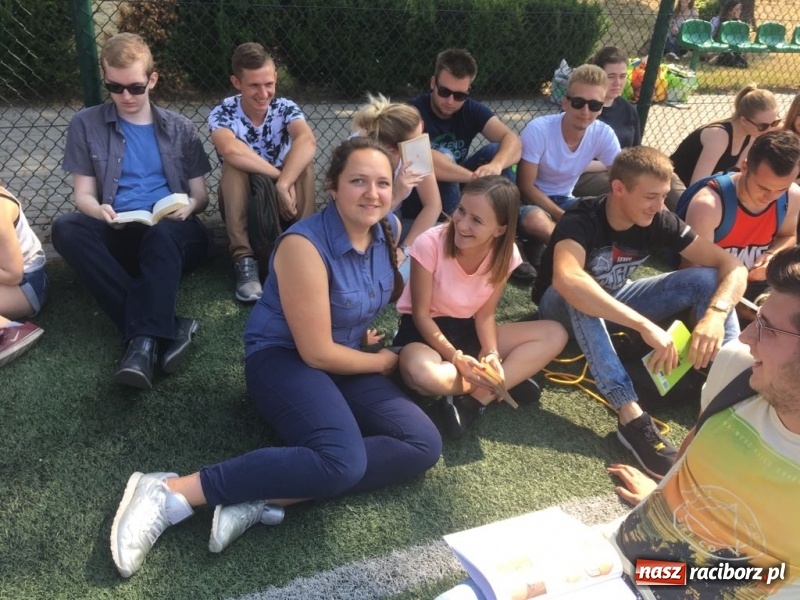 Zdjęcie w galerii na portalu naszraciborz.pl: CKZiU nr 1 propaguje Czytanie  wiadomości z regionu