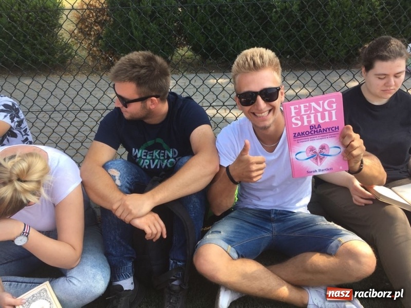 Zdjęcie w galerii na portalu naszraciborz.pl: CKZiU nr 1 propaguje Czytanie  wiadomości z regionu