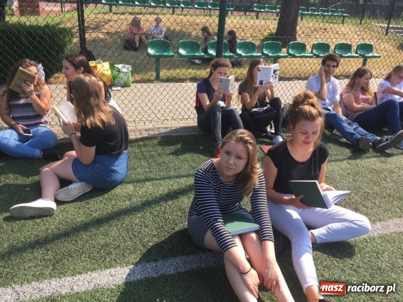 Zdjęcie w galerii na portalu naszraciborz.pl: CKZiU nr 1 propaguje Czytanie  wiadomości z regionu