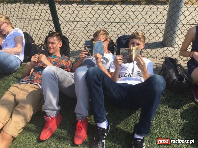 Zdjęcie w galerii na portalu naszraciborz.pl: CKZiU nr 1 propaguje Czytanie  wiadomości z regionu