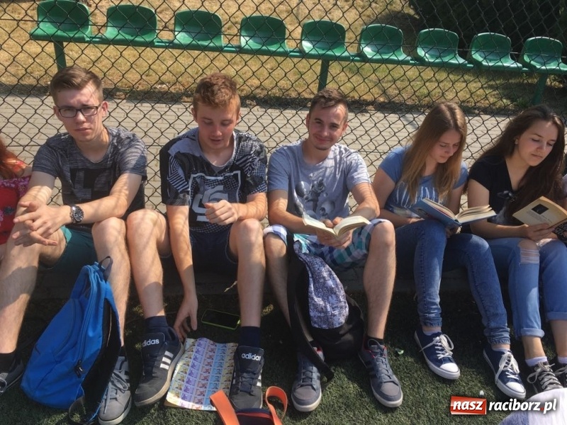 Zdjęcie w galerii na portalu naszraciborz.pl: CKZiU nr 1 propaguje Czytanie  wiadomości z regionu