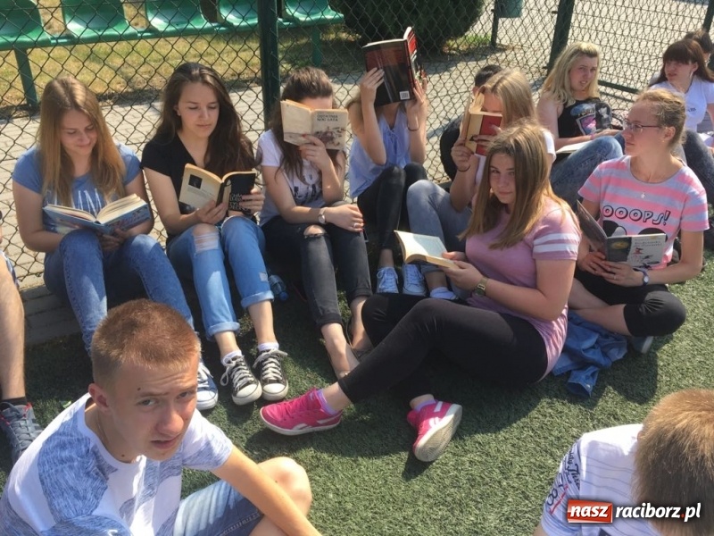 Zdjęcie w galerii na portalu naszraciborz.pl: CKZiU nr 1 propaguje Czytanie  wiadomości z regionu