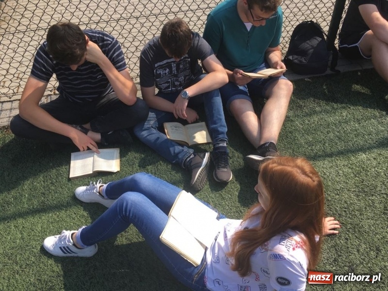 Zdjęcie w galerii na portalu naszraciborz.pl: CKZiU nr 1 propaguje Czytanie  wiadomości z regionu