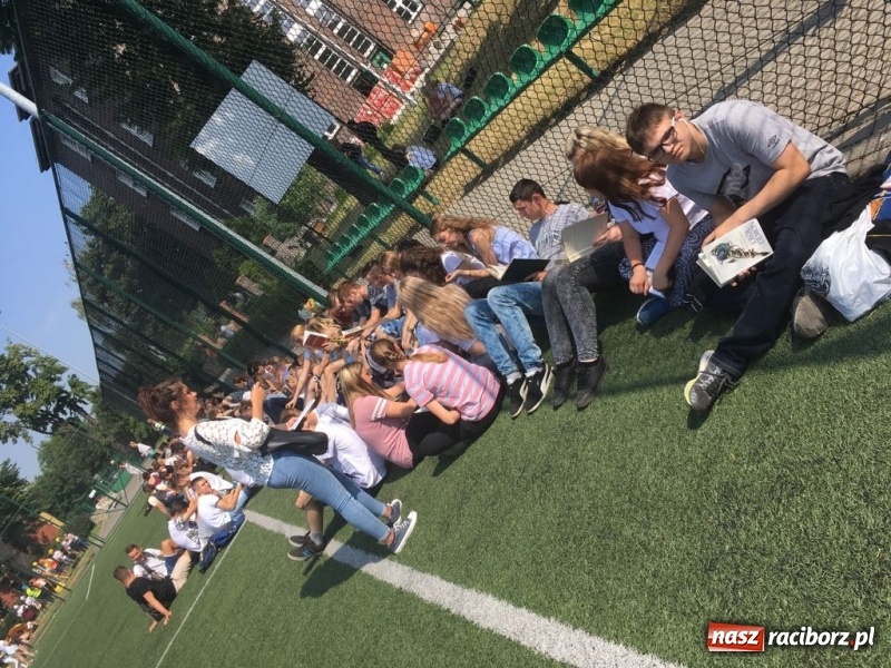 Zdjęcie w galerii na portalu naszraciborz.pl: CKZiU nr 1 propaguje Czytanie  wiadomości z regionu