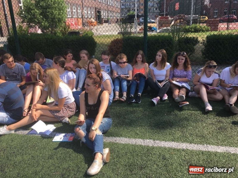 Zdjęcie w galerii na portalu naszraciborz.pl: CKZiU nr 1 propaguje Czytanie  wiadomości z regionu