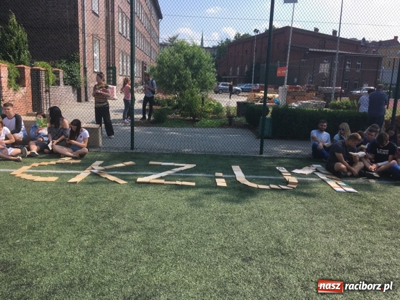 Zdjęcie w galerii na portalu naszraciborz.pl: CKZiU nr 1 propaguje Czytanie  wiadomości z regionu