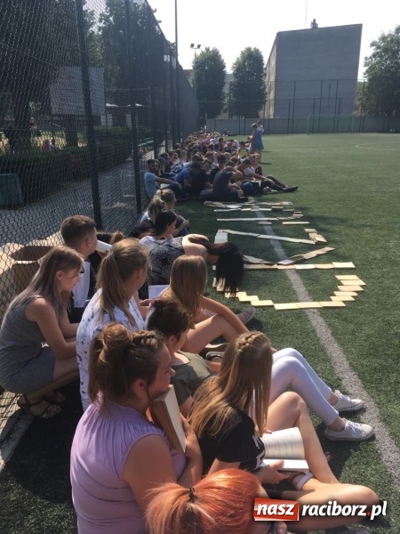 Zdjęcie w galerii na portalu naszraciborz.pl: CKZiU nr 1 propaguje Czytanie  wiadomości z regionu