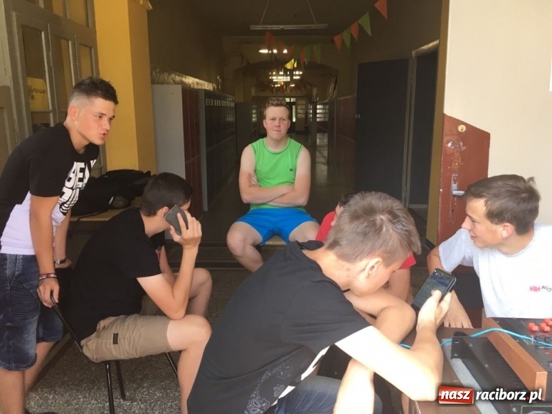 Zdjęcie w galerii na portalu naszraciborz.pl: CKZiU nr 1 propaguje Czytanie  wiadomości z regionu