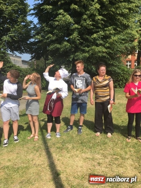 Zdjęcie w galerii na portalu naszraciborz.pl: CKZiU nr 1 propaguje Czytanie  wiadomości z regionu