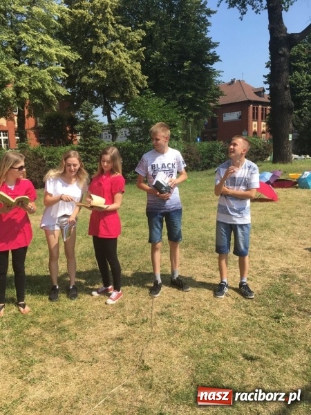 Zdjęcie w galerii na portalu naszraciborz.pl: CKZiU nr 1 propaguje Czytanie  wiadomości z regionu